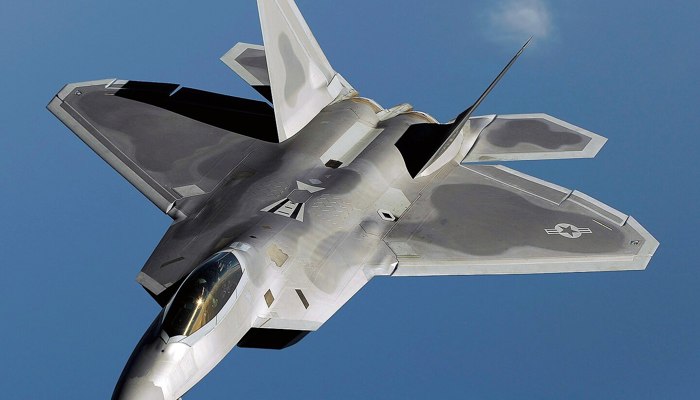 By F-22_Raptor.JPG: Master Sgt. Andy Dunaway - F-22_Raptor.JPG, Public Domain, https://commons.wikimedia.org/w/index.php?curid=6955514